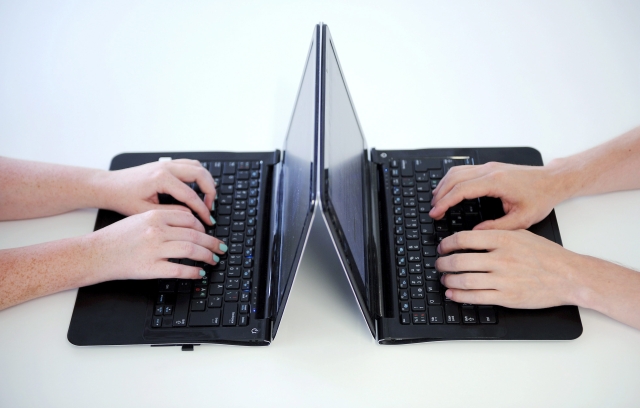 České spotřebitele zaujaly notebooky "2v1", které kombinují notebook s tabletem.