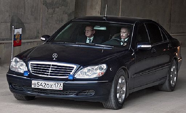 Putin řídí svou oblíbenou značku.