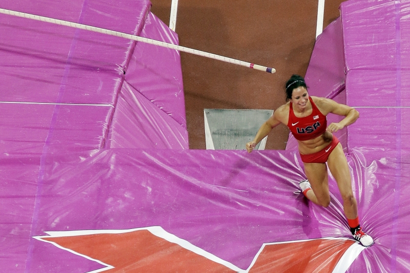 Olympijská vítězka Jennifer Suhrová se pořádně potloukla při tréninku, poté co jí praskla tyč a díky zranění přijde o nejbližší mítinky. Olympijská vítězka Jennifer Suhrová se pořádně potloukla při tréninku, poté co jí praskla tyč a díky zranění přijde o nejbližší mítinky.
