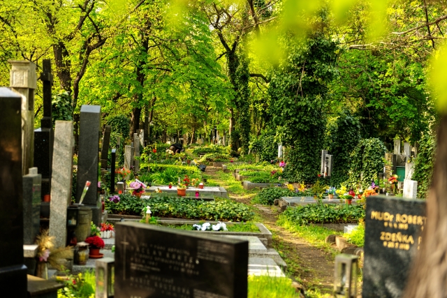 Hrob Karla Jaromíra Erbena lidé najdou na pražských Olšanských hřbitovech.