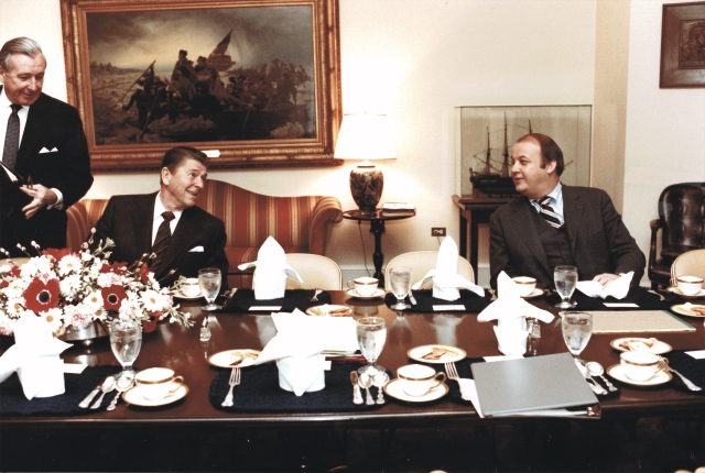 Ronald Reagan (vlevo) u společného stolu s Jamesem Bradym, který zemřel na následky postřelení.