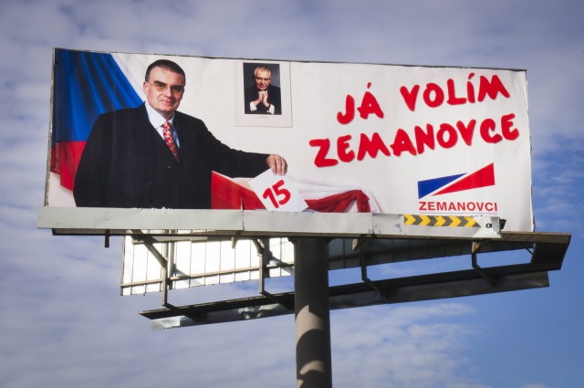 Zdeněk Žák (na billboardu) kandidoval do Poslanecké sněmovny za Zemanovce.