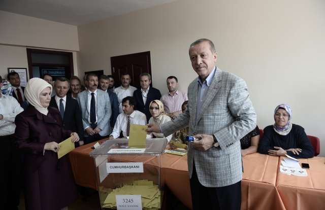 Ve volbách hlasovalo zhruba 53 milionů lidí. Na snímku prezident Erdogan s manželkou Emine.
