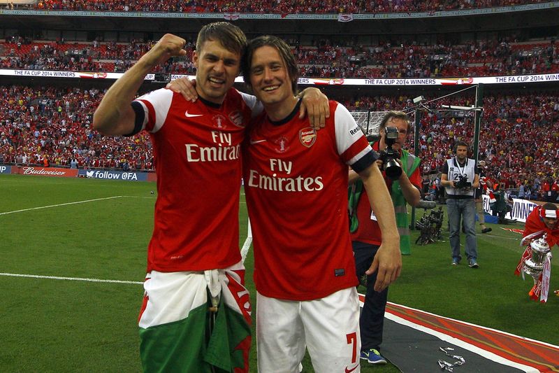 Aaron Ramsey s Tomášem Rosickým. 
