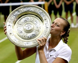 Petra Kvitová v okamžiku, kdy získala svůj druhý wimbledonský titul.