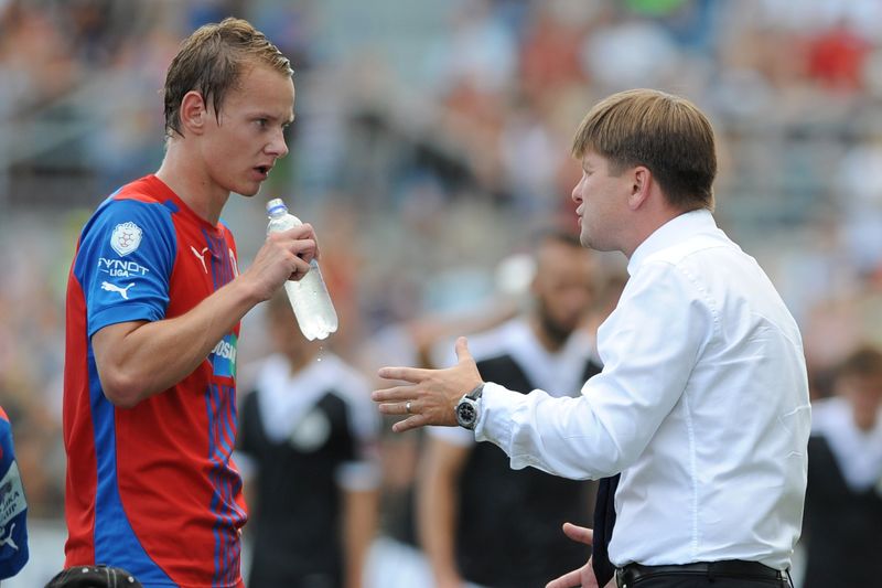 Fotbalista Jan Chramosta rozmlouvá s Dušanem Uhrinem ml. .