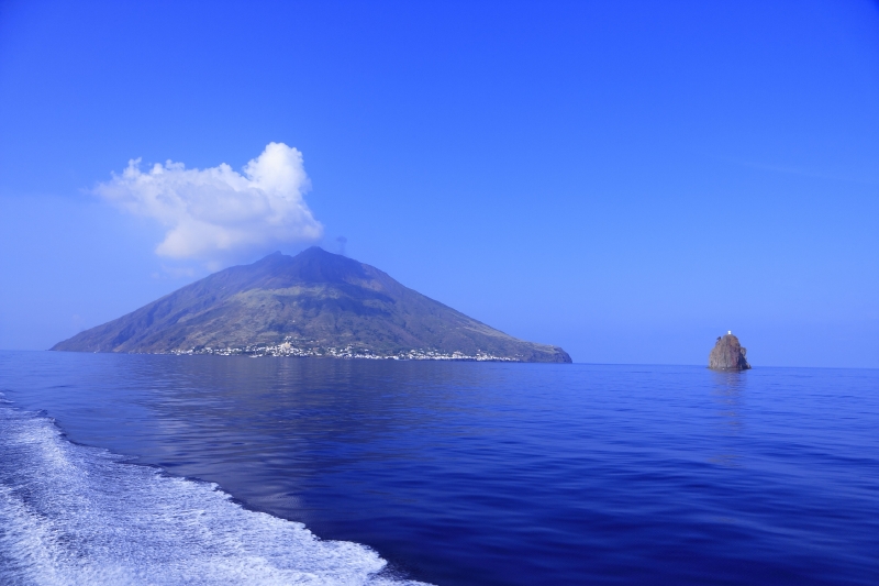 Italská sopka Stromboli během aktivity v roce 2012.