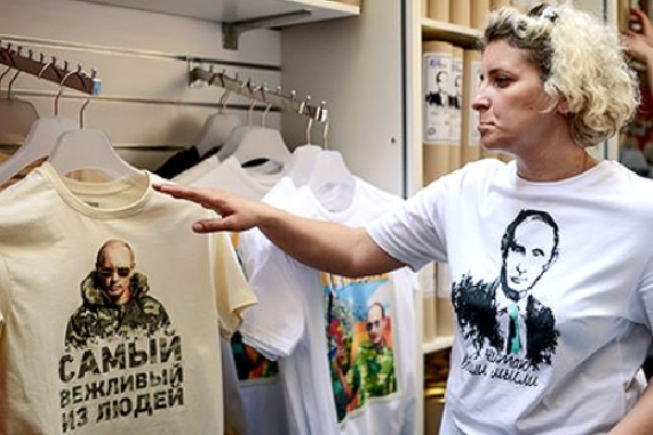 Vladimir Vladimirovič - téměř nadčlověk na člověčím tričku.