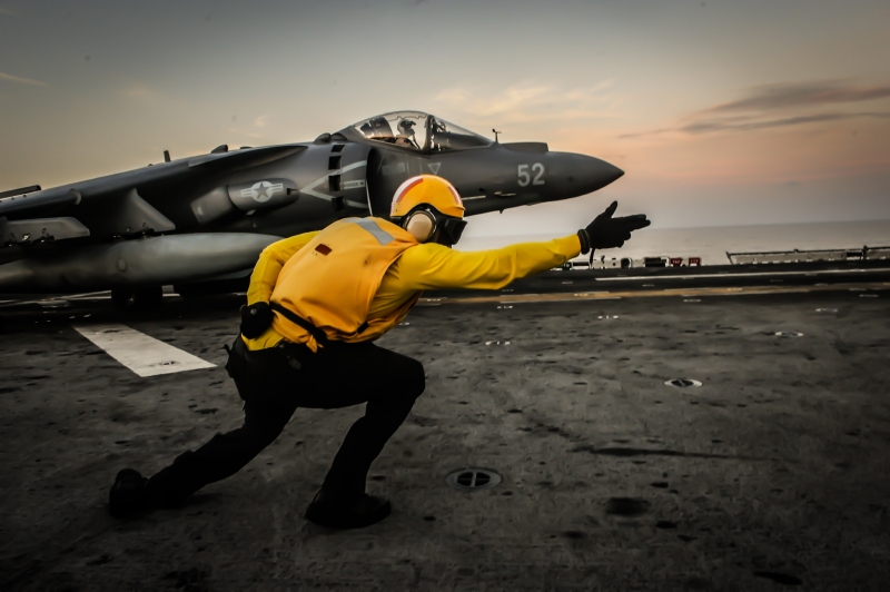 Islamisty bombardují i americké letouny Harrier.