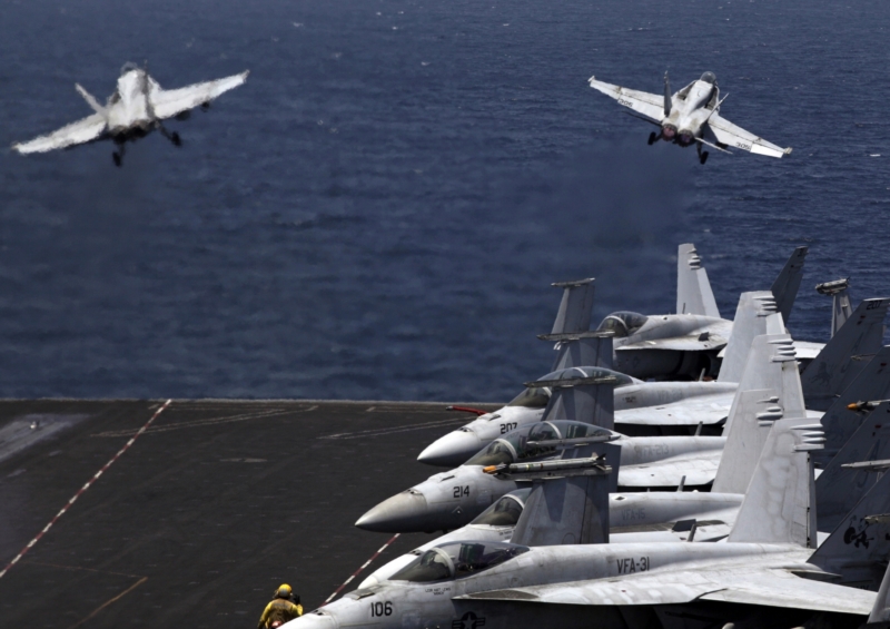 Americké boeingy F/A-18 vzlétají na misi do Iráku (snímek z 11. srpna 2014).
