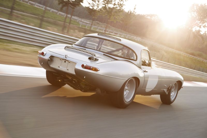 Jaguar Lightweight E-type na závodní dráze.