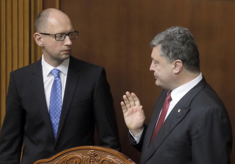 Ukrajinský prezident Arsenij Jaceňuk a prezident Petro Porošenko.