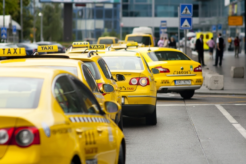 Taxíky firmy AAA u pražského letiště.