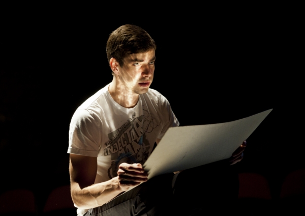 One man show. V inscenaci Po Frederikovi je Ivan Lupták na jevišti úplně sám. Můžete ji vidět například 13. a 14. srpna v areálu Nákladového nádraží Žižkov, v rámci doprovodného programu festivalu Prague Pride.