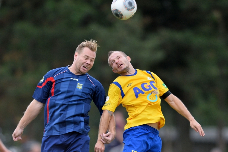 Utkání 2. kola fotbalového Poháru České pošty: Neratovice - Teplice, 12. srpna v Neratovicích. Vlevo Jiří Chrdle z Neratovic, vpravo Tomáš Vondrášek z Teplic.