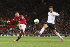Wayne Rooney (vlevo) v přípravném utkání proti Valencii.