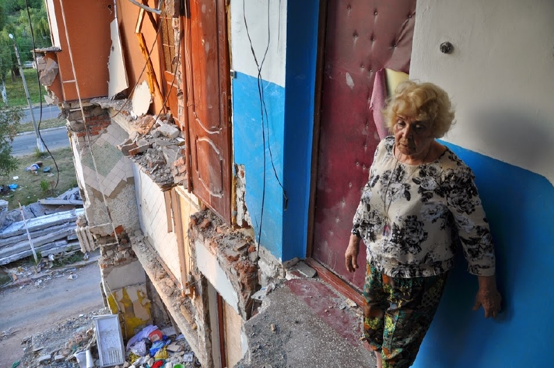 Raisa Jelisjevová ve svém zničeném bytě.