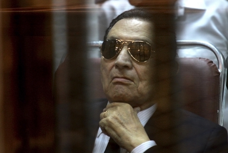 Svržený egyptský prezident Husní Mubarak před soudem v Káhiře.