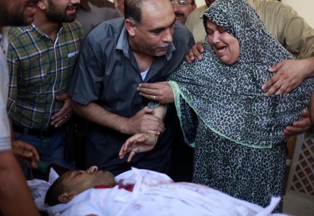 Palestinci oplakávají mrtvého překladatele agentury AP.