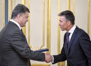 Ukrajinský prezident Porošenko a šéf NATO Rasmussen. Aliance přilévá v poslední době do ukrajinského ohně až příliš mnoho oleje.
