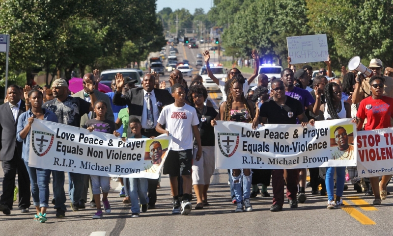 Protesty v městě Ferguson po smrti černošského mladíka.