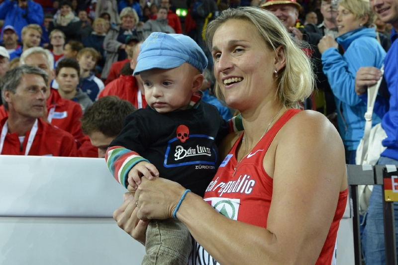 Oštěpařka Barbora Špotáková se svým dítětem.
