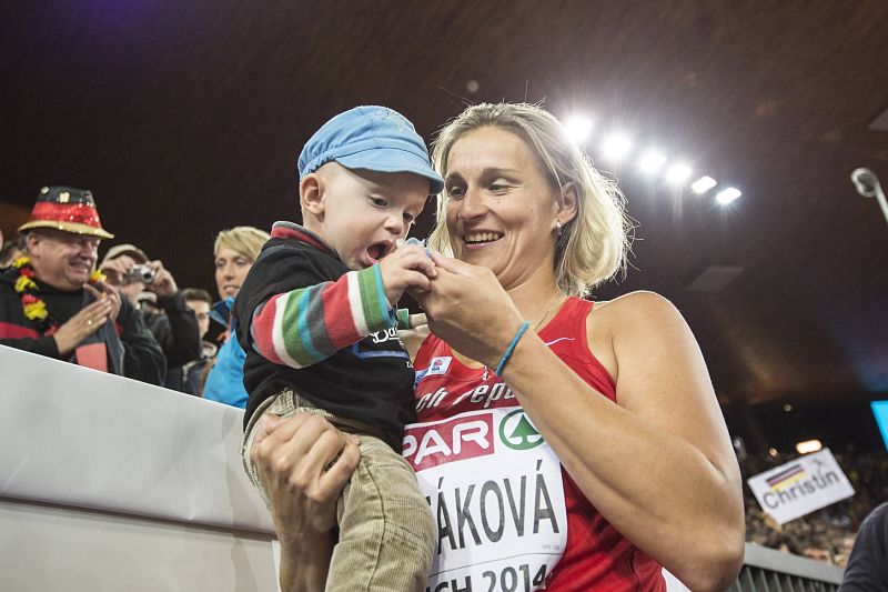 Špotáková i se synkem Jankem po výhře poslední zlaté medaile do sbírky. Špotáková i se synkem Jankem po výhře poslední zlaté medaile do sbírky.