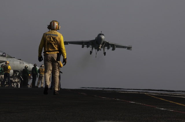 Americký stíhací letoun F/A-18C Hornet přistává na letadlové lodi USS George H.W. Bush po návratu z irácké mise.