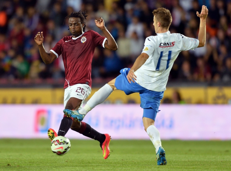 Utkání 4. kola první fotbalové ligy: Sparta Praha - Baník Ostrava, 15. srpna v Praze. Costa Nhamoinesu ze Sparty (vlevo) a Ján Greguš z Baníku. Utkání 4. kola první fotbalové ligy: Sparta Praha - Baník Ostrava, 15. srpna v Praze. Costa Nhamoinesu ze Sparty (vlevo) a Ján Greguš z Baníku.