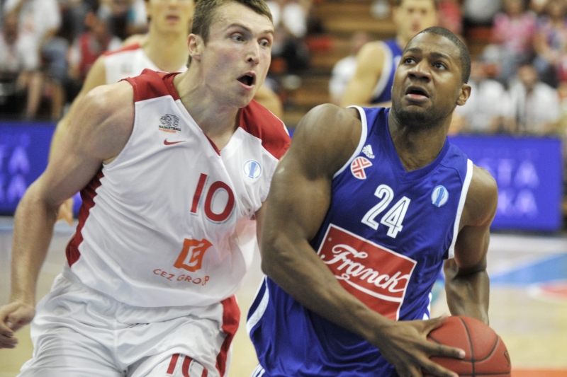 Pavel Houška (bílý dres) v souboji.
