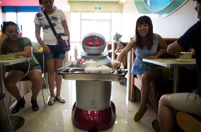 Roboti v restauraci zastupují obsluhu. Roboti v restauraci zastupují obsluhu.