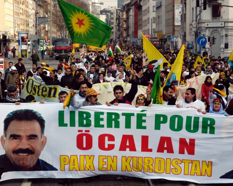 Demonstrace několika tisíců Kurdů z roku 2006 za propuštění jejich vůdce Abdullah Öcalan. Demonstrace několika tisíců Kurdů z roku 2006 za propuštění jejich vůdce Abdullah Öcalan.