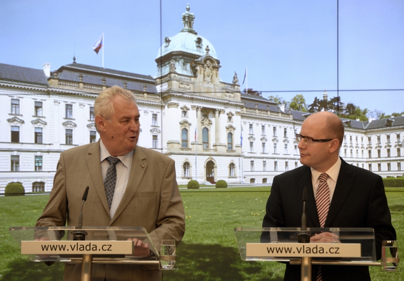 Prezident Miloš Zeman (vlevo) a premiér Bohuslav Sobotka (snímek z 21. července 2014).