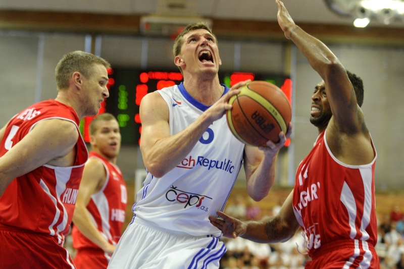 Útočící Pavel Pumprla.
