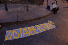 Demonstranti měli transparenty Zastavme Putina, Stop Putinovi, Chraňme demokracii či Putin-masový vrah.