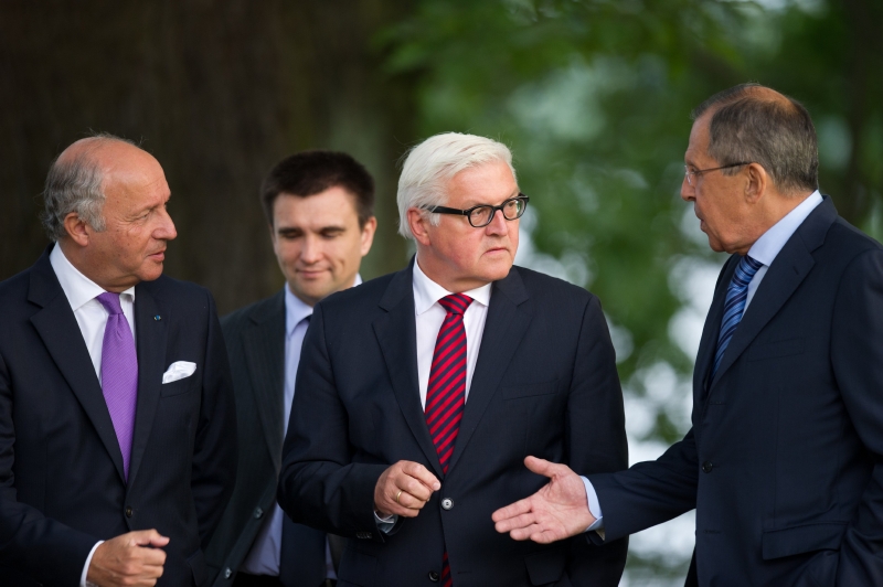 Zleva francouzský ministr zahraničí Laurent Fabius, šéf ukrajinské diplomacie Pavlo Klimkin, jeho německý protějšek Frank-Walter Steinmeier a ruský ministr zahraničí Sergej Lavrov. Zleva francouzský ministr zahraničí Laurent Fabius, šéf ukrajinské diplomacie Pavlo Klimkin, jeho německý protějšek Frank-Walter Steinmeier a ruský ministr zahraničí Sergej Lavrov.
