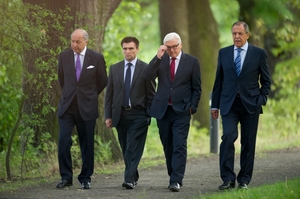 Zleva Laurent Fabius, Pavlo Klimkin, Frank-Walter Steinmeiera Sergej Lavrov.