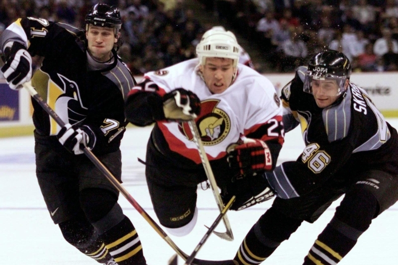 Pavel Skrbek (na archívním snímku vpravo) byl v roce 1999 členem české "legie" v Pittsburghu Penguins. Pavel Skrbek (na archívním snímku vpravo) byl v roce 1999 členem české "legie" v Pittsburghu Penguins.
