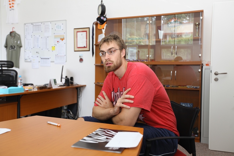 Mistrovský Nymburk přivedl amerického pivota Garretta Stutze.
