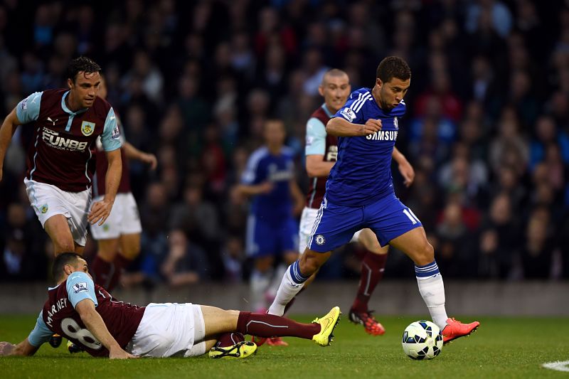 Fotbalisté Chelsea vstoupili do nové sezony s Petrem Čechem na lavičce náhradníků a výhrou 3:1 na hřišti nováčka Burnley.