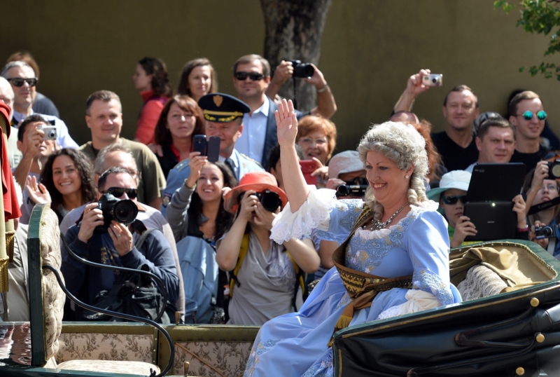 Císařovna Marie Terezie představovaná vedoucí průvodců Pražského hradu Hanou Hrdinovou. Císařovna Marie Terezie představovaná vedoucí průvodců Pražského hradu Hanou Hrdinovou.