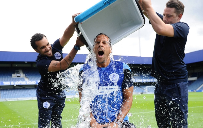 Ledové sprše se nevyhnul ani bývalý stoper Manchesteru United Rio Ferdinand, nyní zadák Queens Park Rangers.