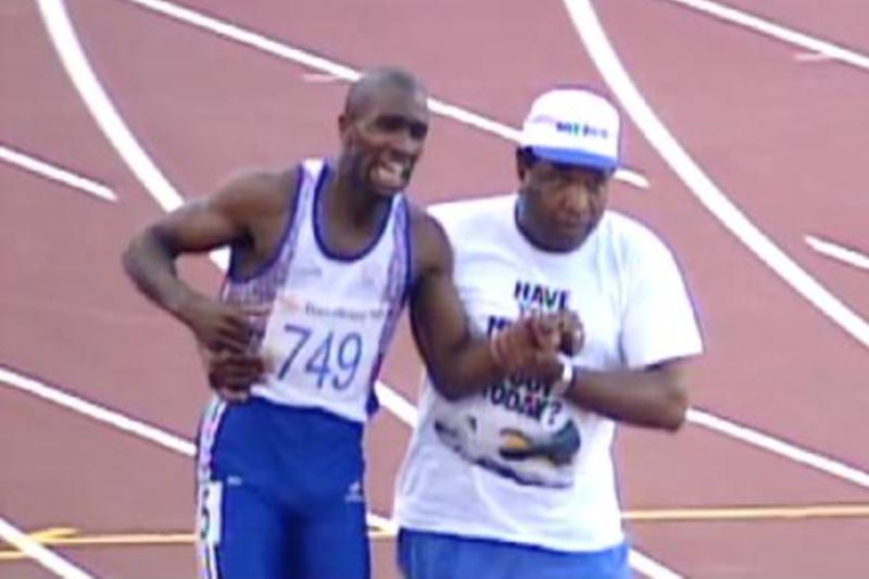 Sportovní události často nabízejí nevšední obrázky, tím je i tento. Britského atleta do cíle doprovází jeho otec. Sportovní události často nabízejí nevšední obrázky, tím je i tento. Britského atleta do cíle doprovází jeho otec.