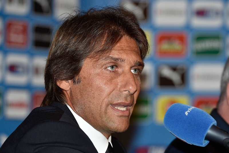 Nový trenér italských fotbalistů Antonio Conte chce vrátit reprezentační tým mezi světovou elitu. Nový trenér italských fotbalistů Antonio Conte chce vrátit reprezentační tým mezi světovou elitu.