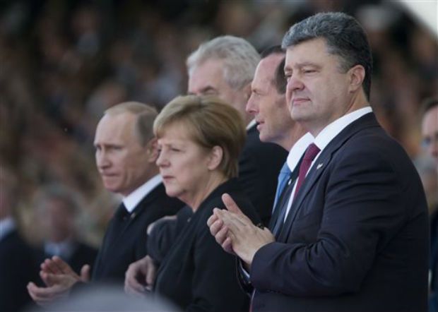 Putin (vlevo) a Porošenko (vpravo) na oslavách výročí Dne D ve Francii.