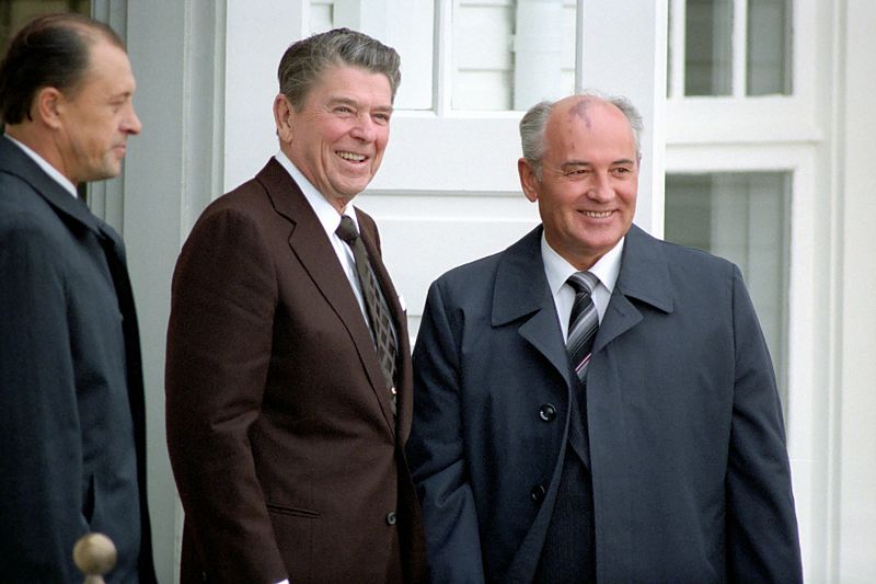 Michail Gorbačov (vpravo) přijede zavzpomínat, jak s Ronaldem Reaganem ukončovali studenou válku.