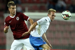 Lukáš Mareček (vlevo) nahradí uprostřed zálohy vyloučeného Lukáše Váchu.