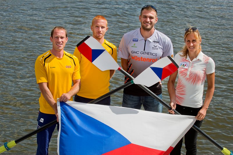 Nejžhavější česká želízka. Zleva dvojka bez kormidelníka lehkých vah a vítězové Světového poháru 2014 Jiří Kopáč a Miroslav Vraštil, úřadující mistr světa ve skifu Ondřej Synek a skifařka a olympijská vítězka Mirka Knapková