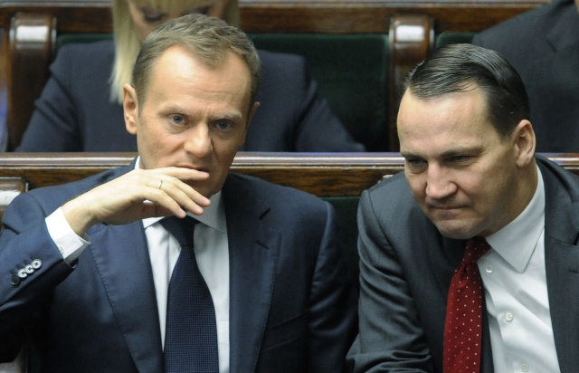 Polský premiér Donald Tusk (vlevo) s ministrem zahraničí Radoslawem Sikorskim.