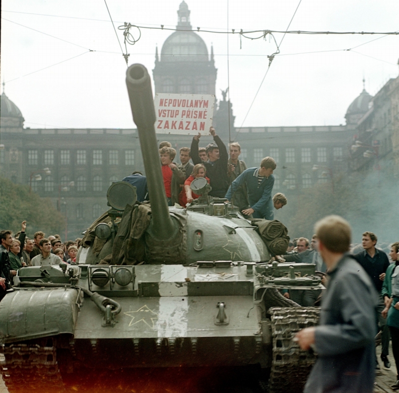 Srpen 1968, sovětské tanky na Václavském náměstí v Praze.